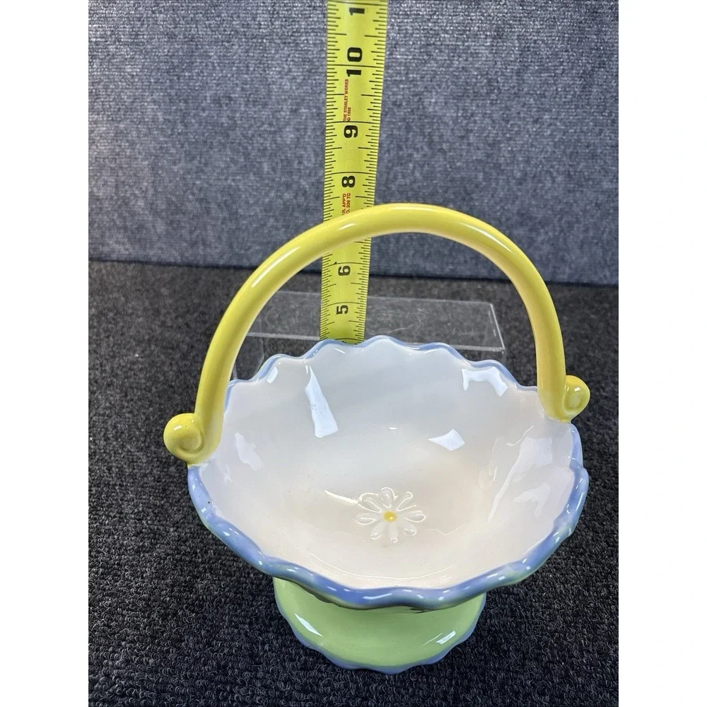 Pier 1 Imports~Green Ceramic Basket~Spring Daisies~Yellow Handle~Scalloped Rim